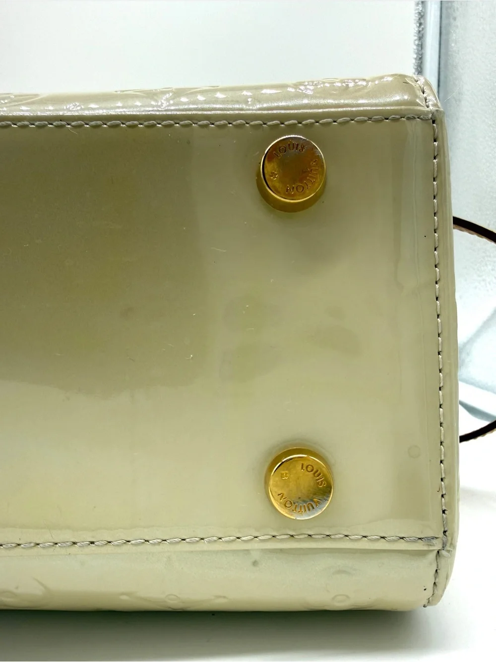 Authentic Louis Vuitton Vernis Brea GM in Blanc Corail